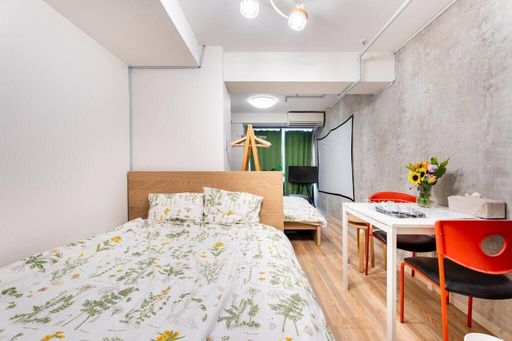 Hostel道顿堀心斎橋難波机场巴士步行3-5分钟马路对面就是黑门市场 楼下就是地下铁口超级好位置最大可9人