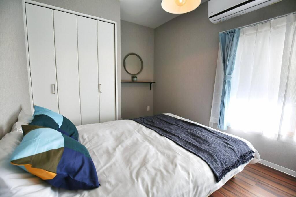 Edogawa Japanese Style Apartment 102 has direct access to Akihabara and Shinjuku, with convenient transportation and free WiFi