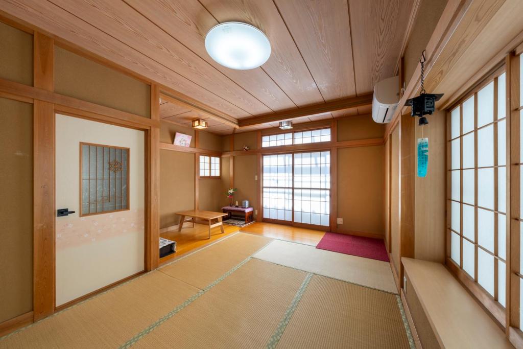 The only private lodging in Tokyo next to natural hot springs, 12 minutes from Akihabara, 15 minutes from Skytree, 16 minutes from Asakusa, 25 minutes from Shinjuku