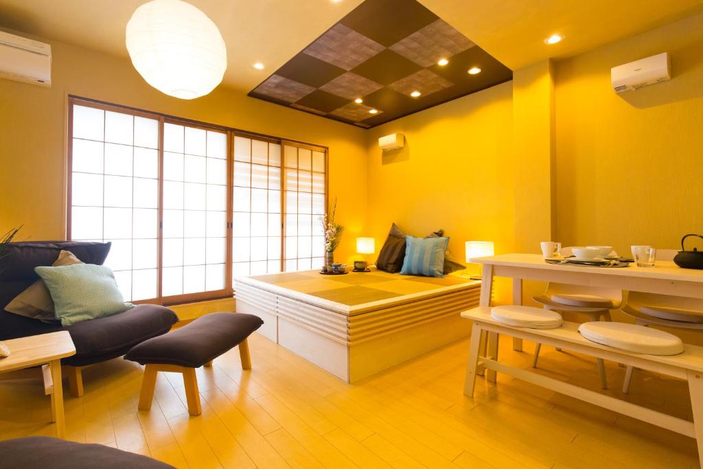Modern and Traditional Fusion Villa in Umeda 3-Min Walk to Subway Ideal for Families and Groups