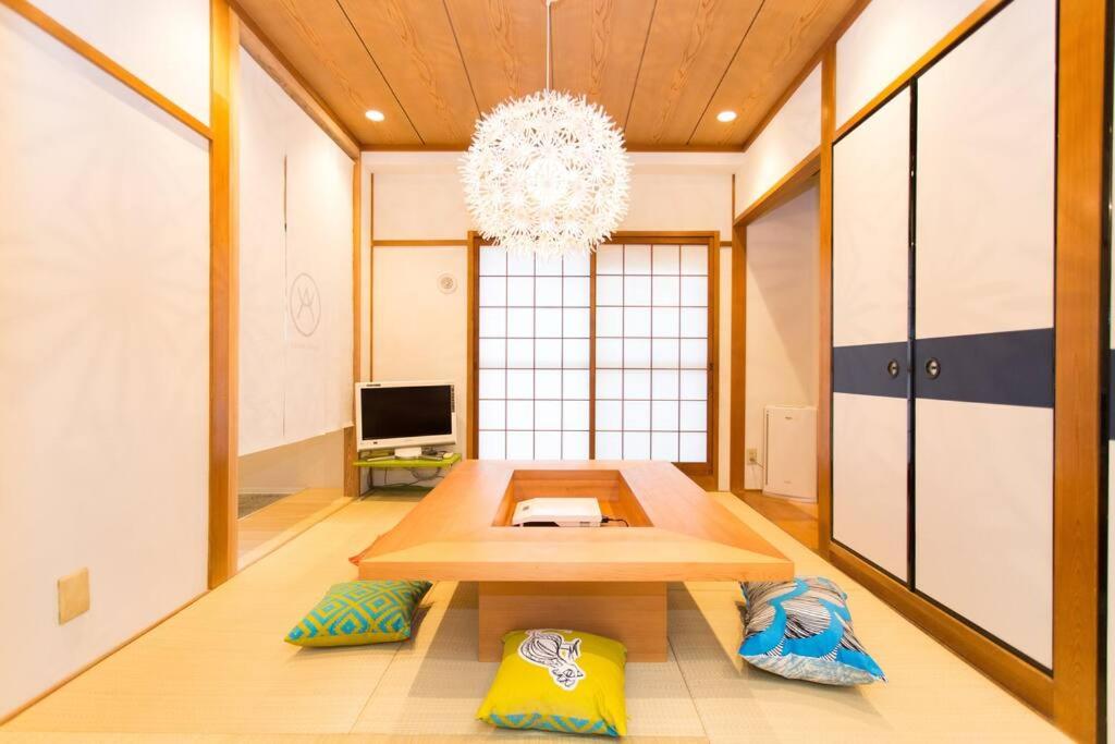 WuTong-40 minutes direct to Kansai Airport and 5 minute walk to JR or subway or Nankai line and 1 minute to Tsutenkaku the landmark of Osaka and Many Japanese bistros nearby