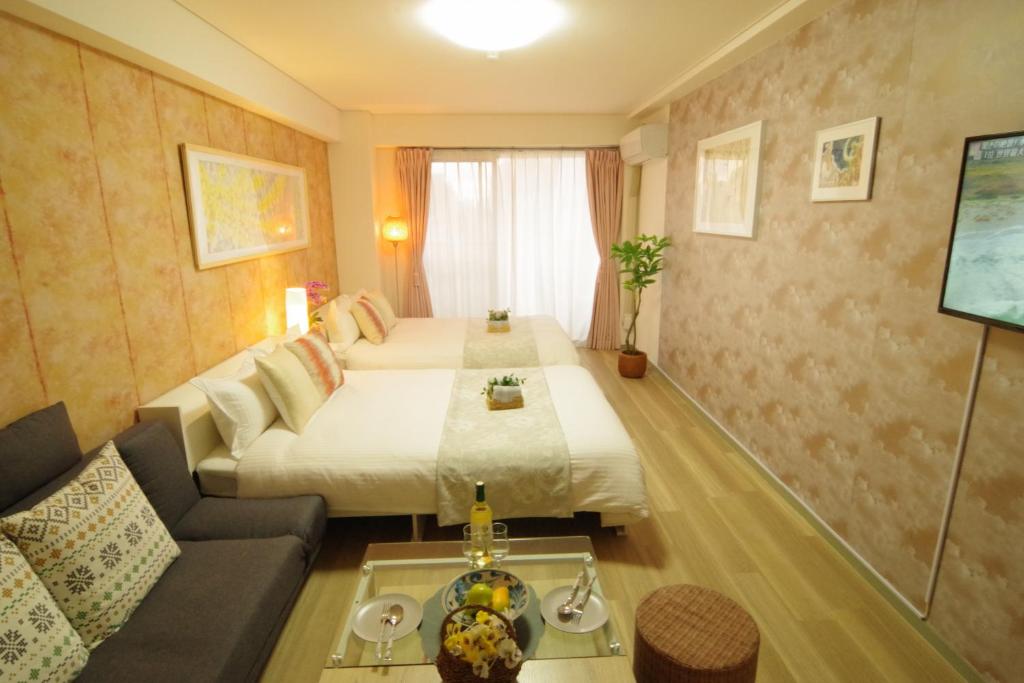 10mins train to Namba, 4 mins walk to stn, 2 floors japanese style , 2-8 people