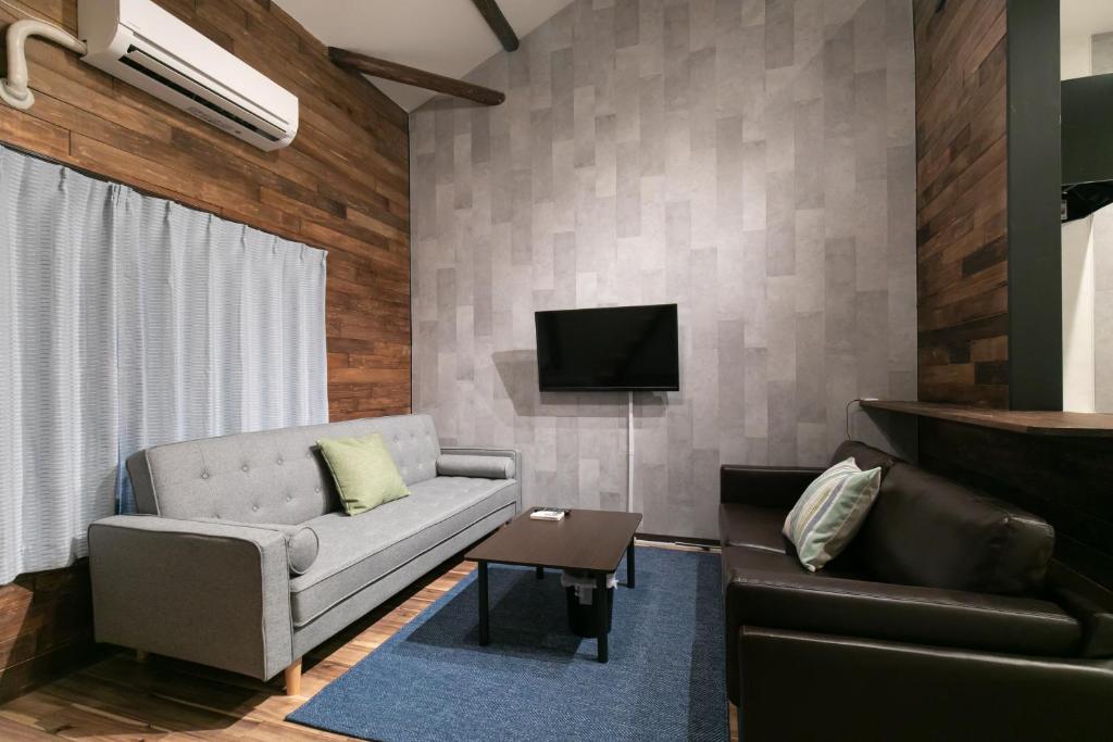 Spacious 4BR House, Sleeps 10, Near Subway & Shops